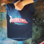 シルクスクリーン印刷でのTシャツプリント工程その8

印刷終了・乾燥

粘着のある刷り台から、印刷終了したTシャツを外す時は注意します。

最後に印刷したインクはまだ乾いていないので、雑な取り方をすると印刷面を触ってしまう場合があります。

乾燥と聞くと、あまり重要な感じはしませんが実はかなり重要な工程なのです。

Tシャツ用の水性インクは、表面が乾いていても、芯の部分が完全に乾いていない場合があります。
その状態でお客様に納品して、すぐに着用・洗濯をされた場合は、インクが剥がれる可能性があります。

インクを調色する時に、乾燥促進剤を混ぜますが、湿気の多い時期等は完全乾燥に数日かかる可能性があります。

大量生産される工場では、専用の乾燥炉を使って強制乾燥しておられますが、弊社では導入が難しい為、自然乾燥を基本にしています。

欲しい設備は沢山ありますが・・・理想と現実の差は厳しいですね(笑)

現在の状況で最善の製品を製作出来る様に、工夫と試行錯誤の日々です。

#シルクスクリーン #シルクスクリーンtシャツ #山口市 #silkscreen #tshirtprinting #オリジナルtシャツ #シルクスクリーンプリント #山口県 #自作
#印刷#クラt #名入れ#プリント #プリントtシャツ
