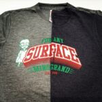 シルクスクリーン印刷でのTシャツプリント工程その9(最終回)

印刷耐久テスト

せっかくシルクスクリーン印刷でTシャツを作っても、数回の使用・洗濯で色落ちしたりインクが剥がれてきてしまっては全く意味がありません。

弊社使用のインクは、専門の試験機関で堅牢度を試験されたモノを使用していますが、実際の使用方法と試験方法には若干違いが出てきます。

そこで、自分でプリントしたTシャツを実際に数日間来て耐久性をチェックする事をしています。

写真の左側、グレーのTシャツはプリント後未使用のモノです。右側の黒Tシャツの方は、プリント後30回程度着用と洗濯を繰り返しています。

今のところ目立った色落ちや劣化は見られない様です。

一般的な使い方では、恐らくプリントの劣化よりもTシャツ生地の劣化の方が早いと思います。
但し、インクの色によっては耐光性の低い色もありますので、強い日光の元で干していると色あせがおきる場合もあります。

以上でTシャツプリントの一連の工程紹介は終了となります。

#シルクスクリーン #シルクスクリーンtシャツ #山口市 #silkscreen #tshirtprinting #オリジナルtシャツ #シルクスクリーンプリント #山口県 #自作
#印刷#クラt #名入れ#プリント #プリントtシャツ